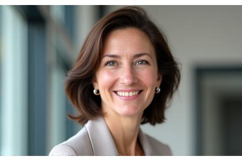 Portret Dr. Milice Petrović, nasmejane nutricionistkinje u profesionalnom okruženju.